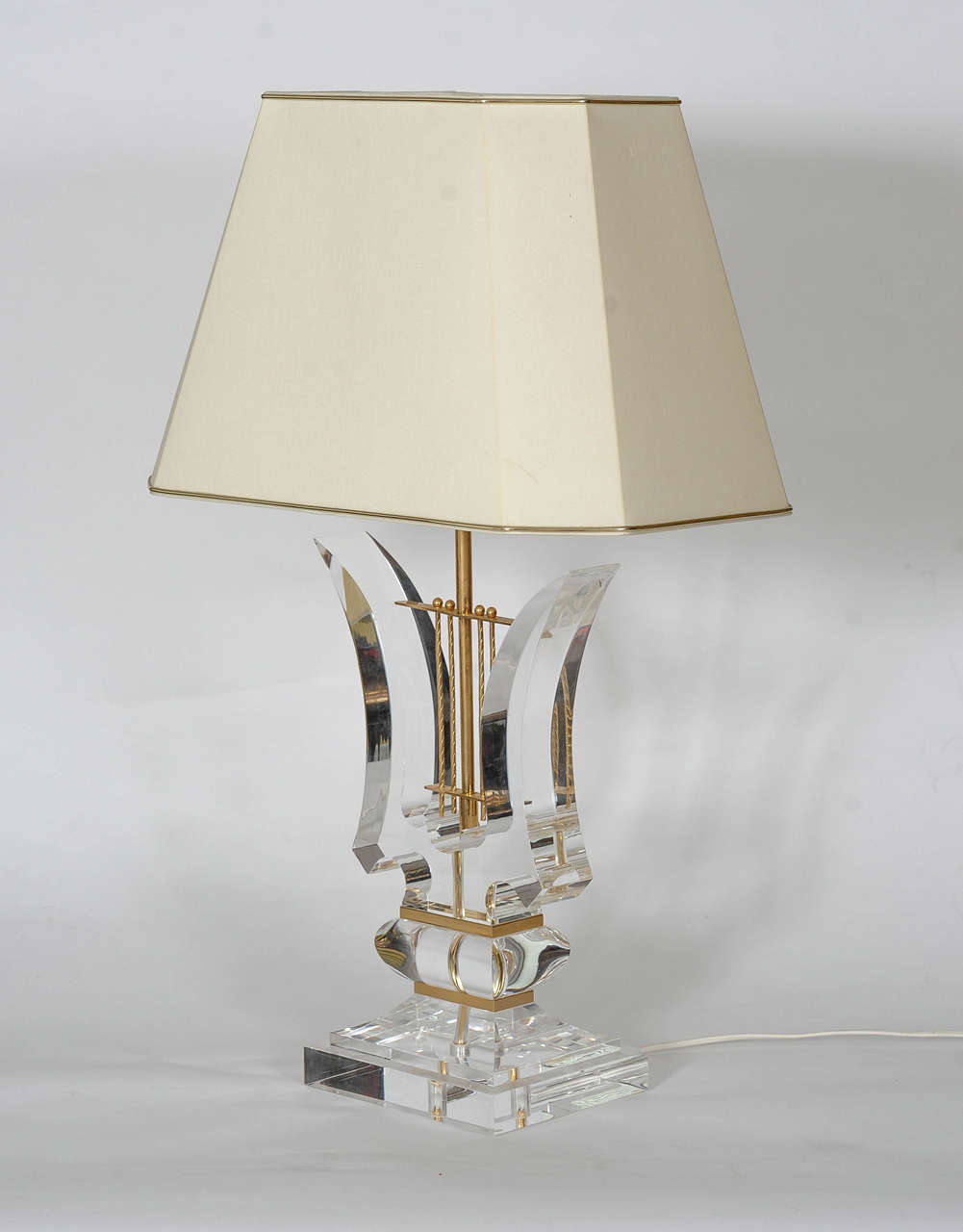 Hollywood Regency Pair of Lucite Table Lamps in Harp and Obelisk Shapes 3