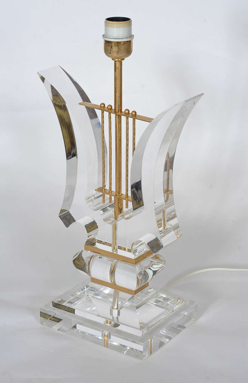 Hollywood Regency Pair of Lucite Table Lamps in Harp and Obelisk Shapes 4