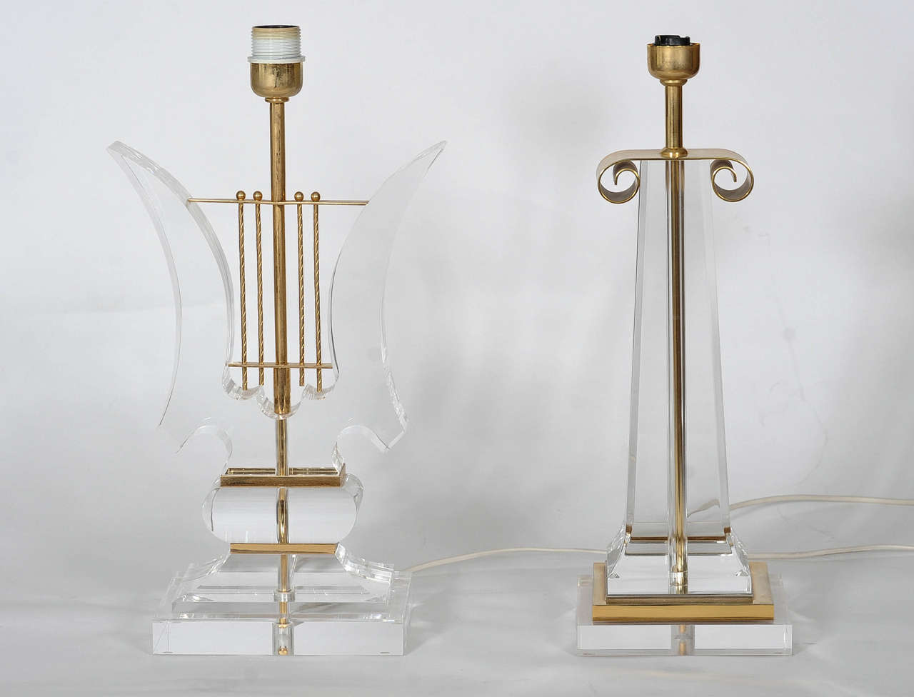 Hollywood Regency Pair of Lucite Table Lamps in Harp and Obelisk Shapes 5