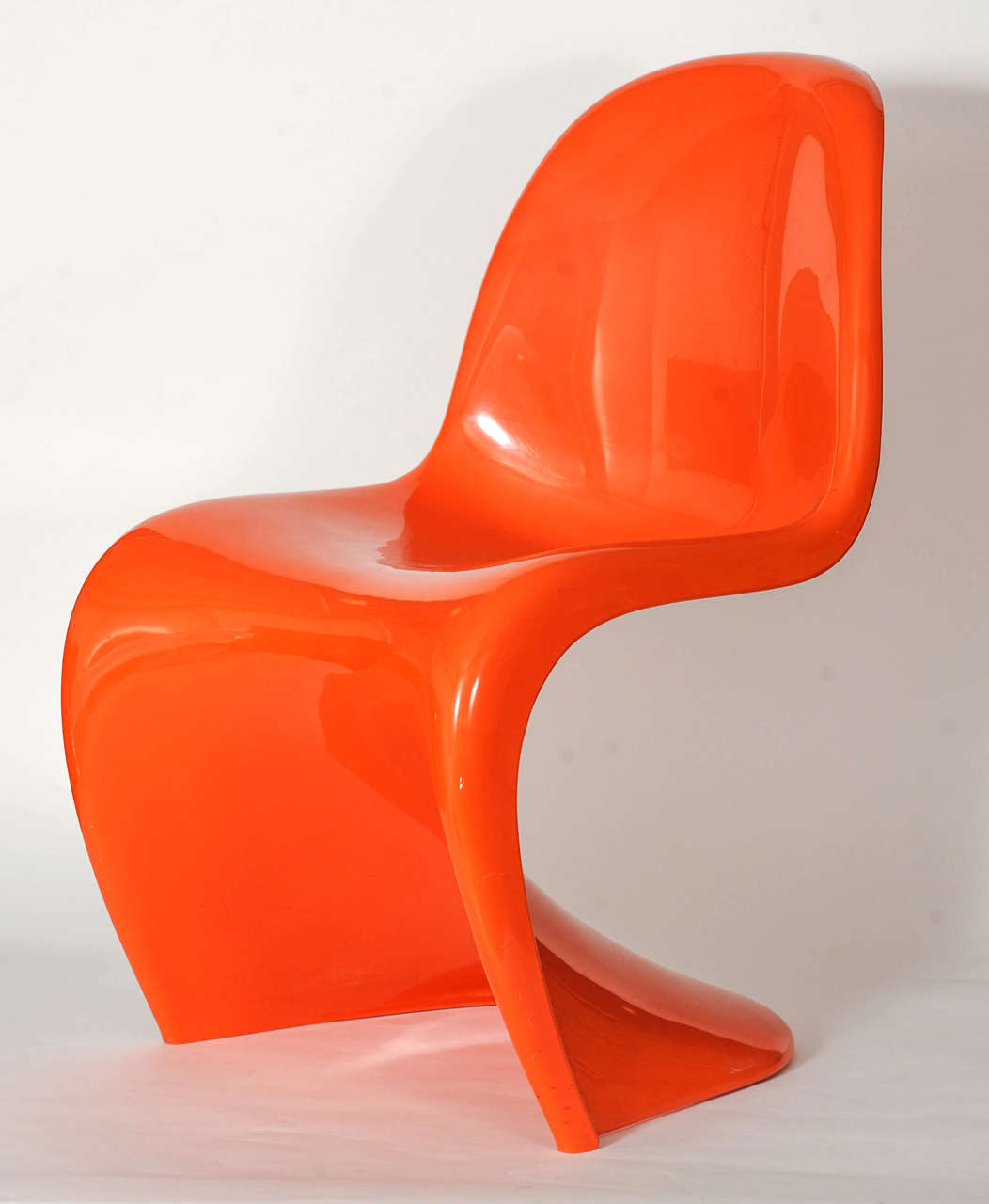 This pair of original Panton chairs was made by Herman Miller Fehlbaum in 1974.
This well-known design, released in 1967, is the signature work of Verner Panton in its most original version.
        