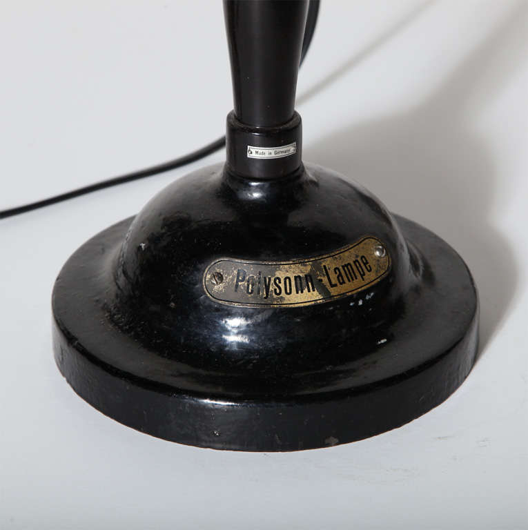 20ième siècle Substantielle lampe de bureau en plaqué nickel et fer noir avec lampe en polysonne, années 1920 en vente