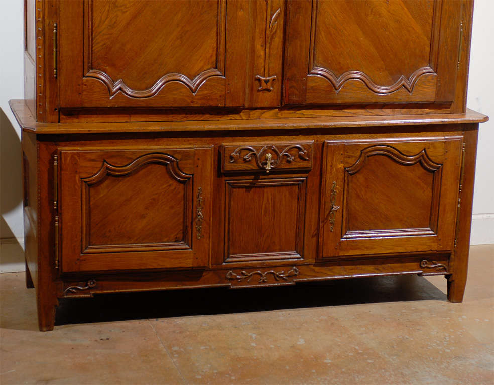 Louis XV French Oak Buffet à Deux-Corps with Floral Motifs from Eastern France, 1820s