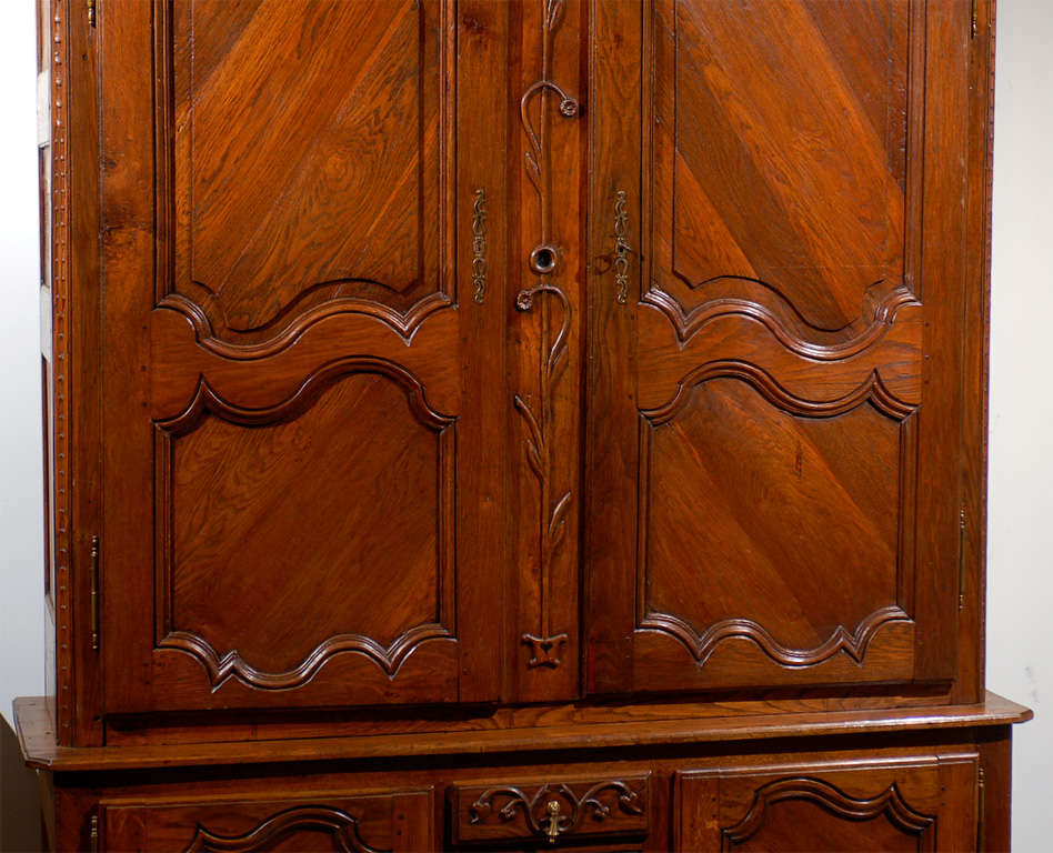 Carved French Oak Buffet à Deux-Corps with Floral Motifs from Eastern France, 1820s