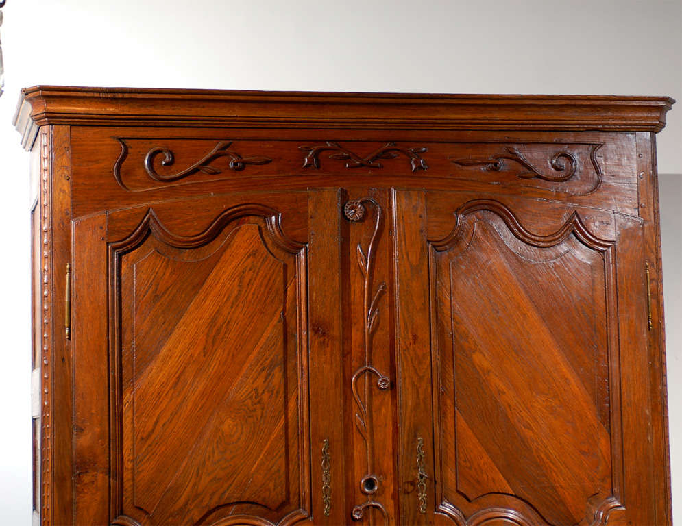 French Oak Buffet à Deux-Corps with Floral Motifs from Eastern France, 1820s In Good Condition In Atlanta, GA