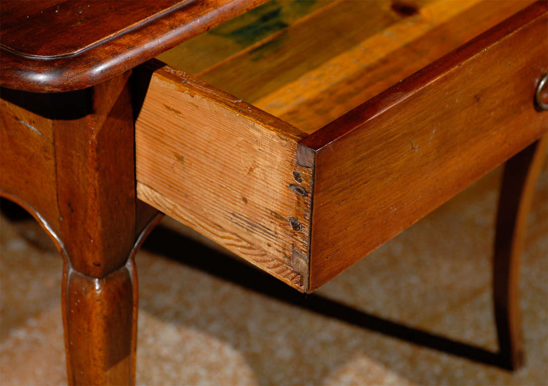 Louis XV Style French 19th Century Walnut End Table with Scalloped Apron In Good Condition In Atlanta, GA