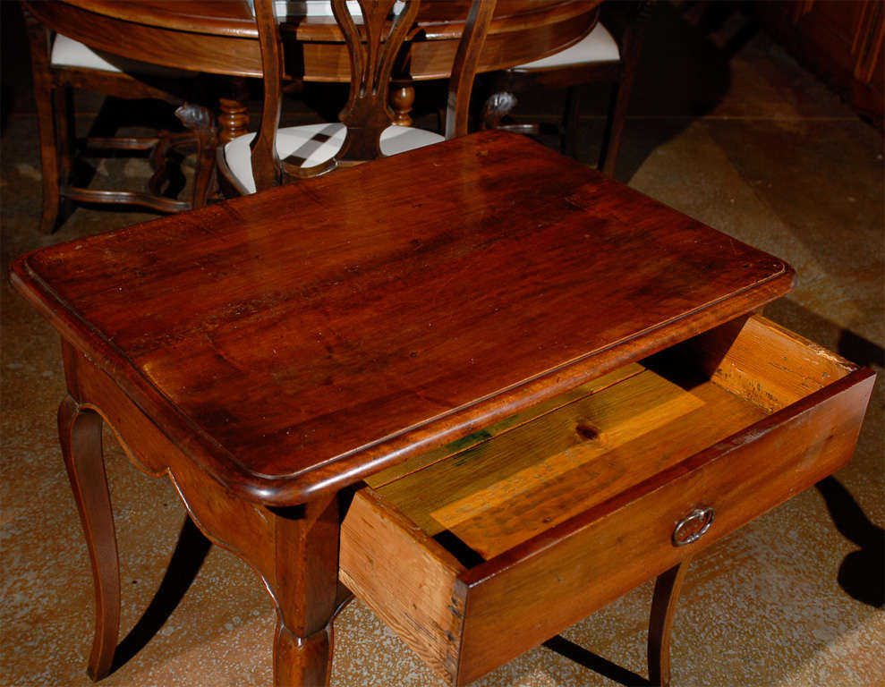 Louis XV Style French 19th Century Walnut End Table with Scalloped Apron 1