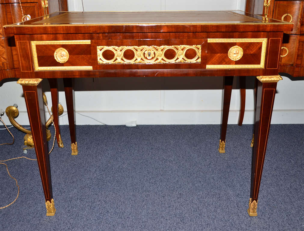 very elegant desk in the taste of Riesner.
Vernish Mahogany ornemented with gilded bronze.