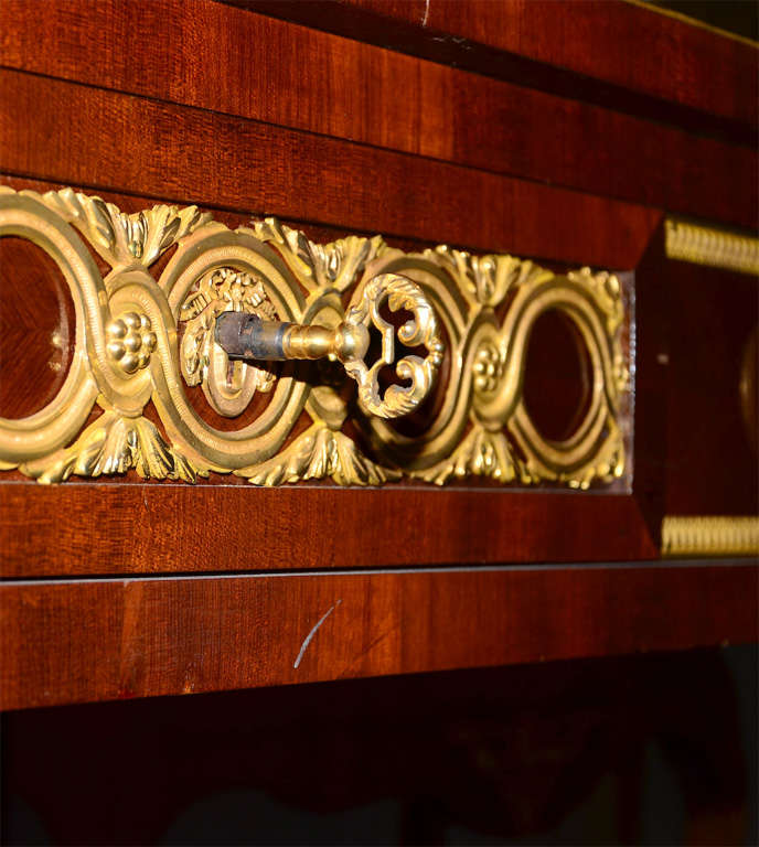 Elegant Mahogany desk in the taste of Riesner For Sale 1