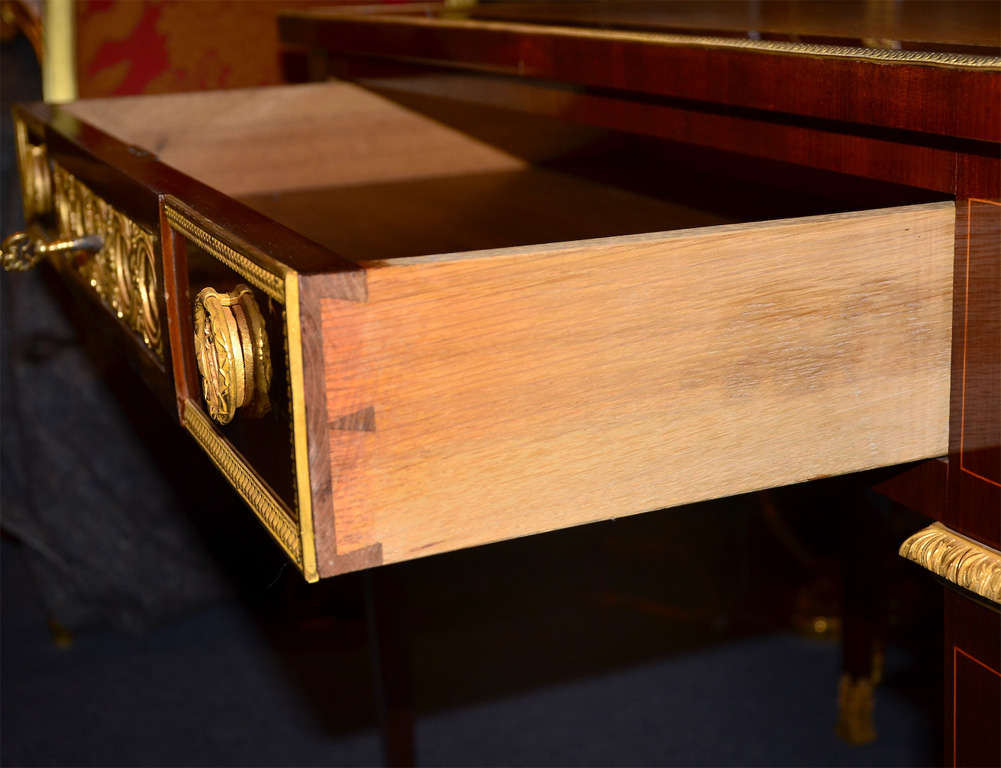 Elegant Mahogany desk in the taste of Riesner For Sale 2