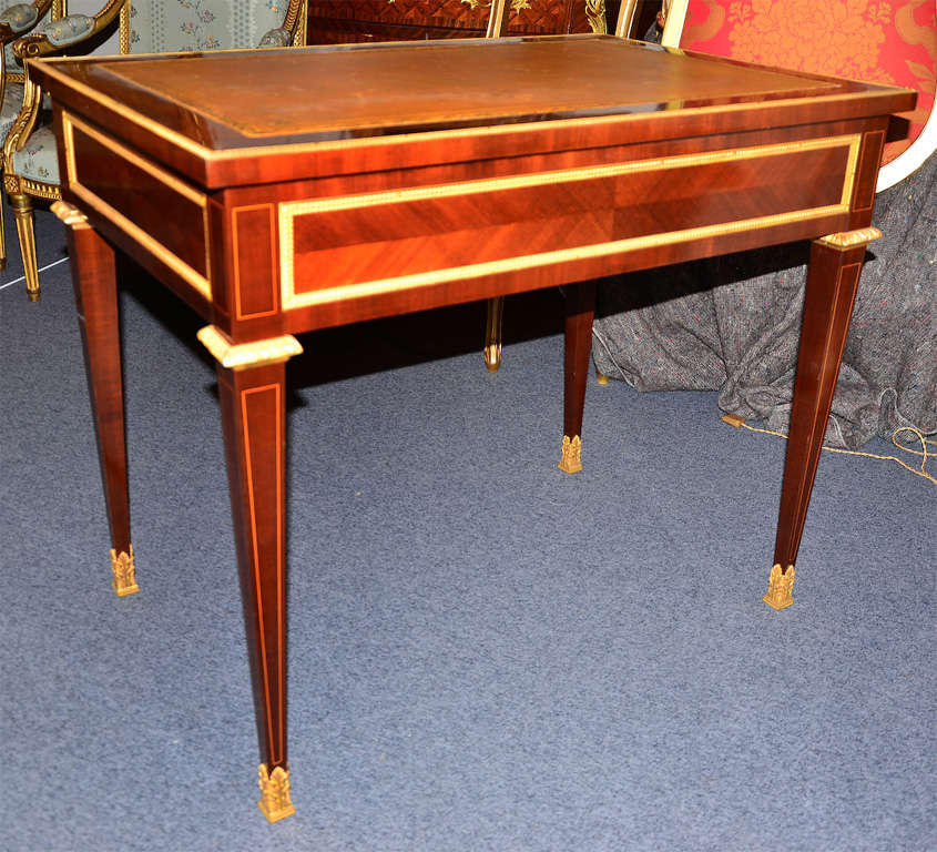 Elegant Mahogany desk in the taste of Riesner For Sale 3