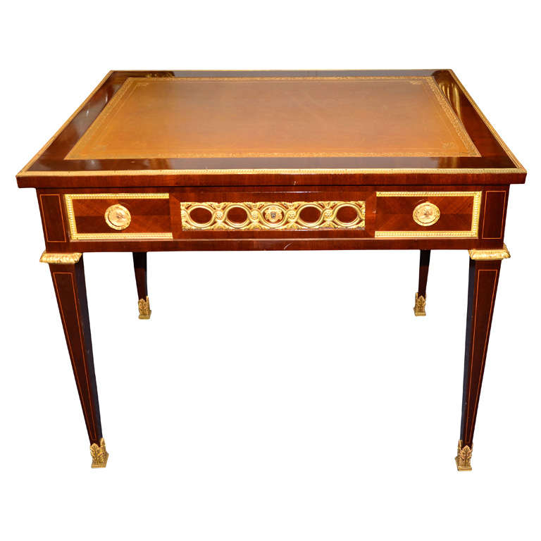 Elegant Mahogany desk in the taste of Riesner For Sale