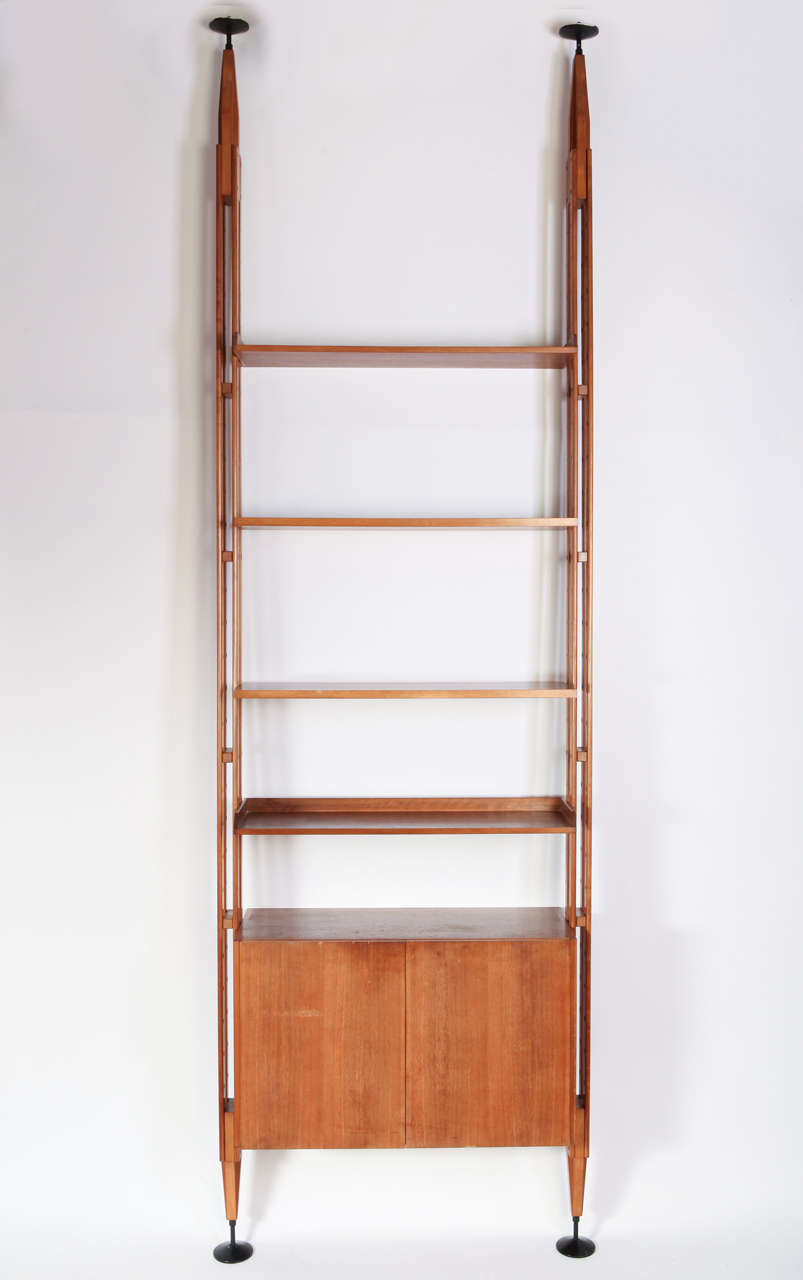 rosewood bookcase with 2 wooden postsì legs ending in iron, equipped with a cabinet and 4 shelves that can be mounted at will.

Project 1957  Produced by Poggi.