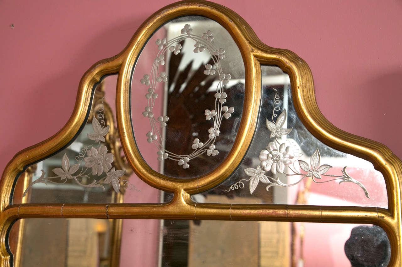Hollywood Regency Style Giltwood Mirror With Etched Floral And Clover Design In Good Condition In Stamford, CT