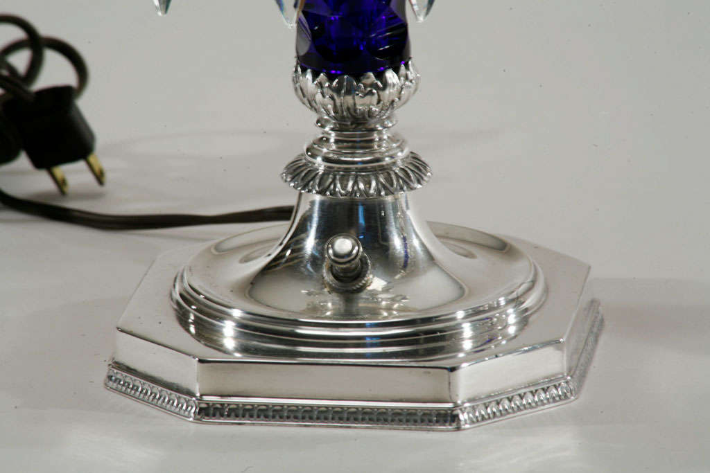 Pareja de candelabros de cristal tallado cobalto firmados Pairpoint en venta 3