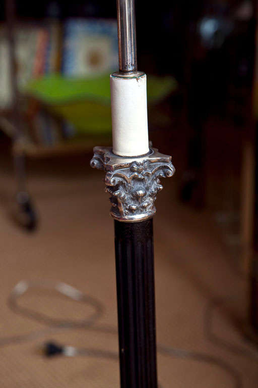 Néoclassique Lampe de table espagnole vintage à colonne corinthienne en métal argenté en vente