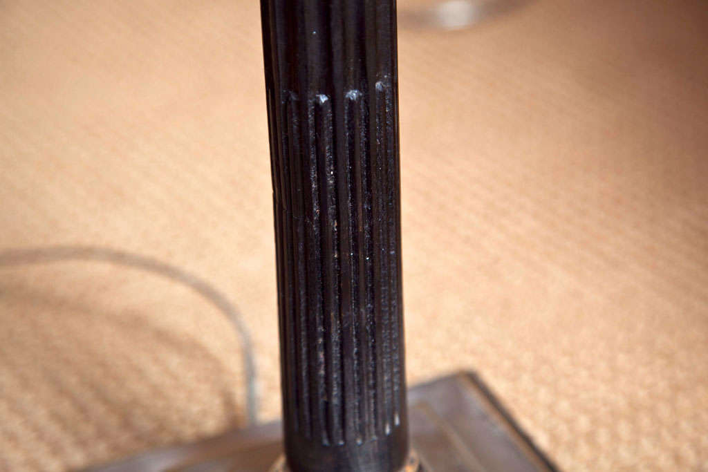 Ébénisé Lampe de table espagnole vintage à colonne corinthienne en métal argenté en vente