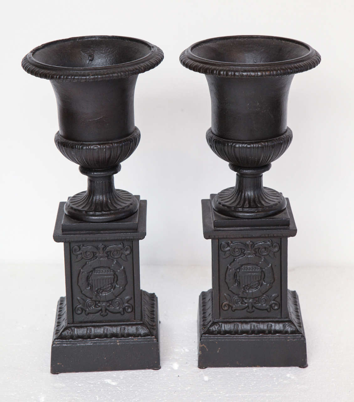 Pair of 19th Century Iron Neo-Classical Urns In Good Condition For Sale In New York, NY