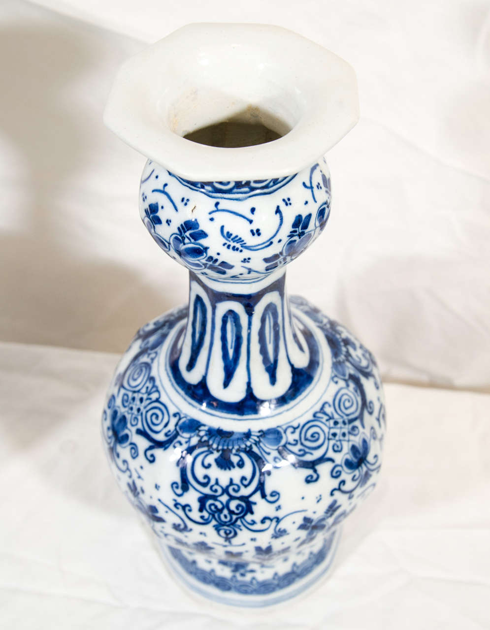 A Pair of Blue and White Delft Vases 3
