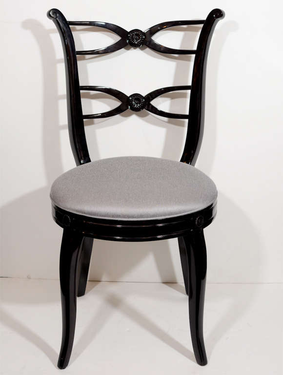 Dieses Paar von  1940er Hollywood-Stühle mit stilisierter Lyra-Rückenlehne und doppelter Bandmitte
details, aus ebonisiertem Walnussholz. Die Stühle haben runde Sitze, die neu mit einem platinfarbenen Haifischhautstoff bezogen wurden. Sie sind