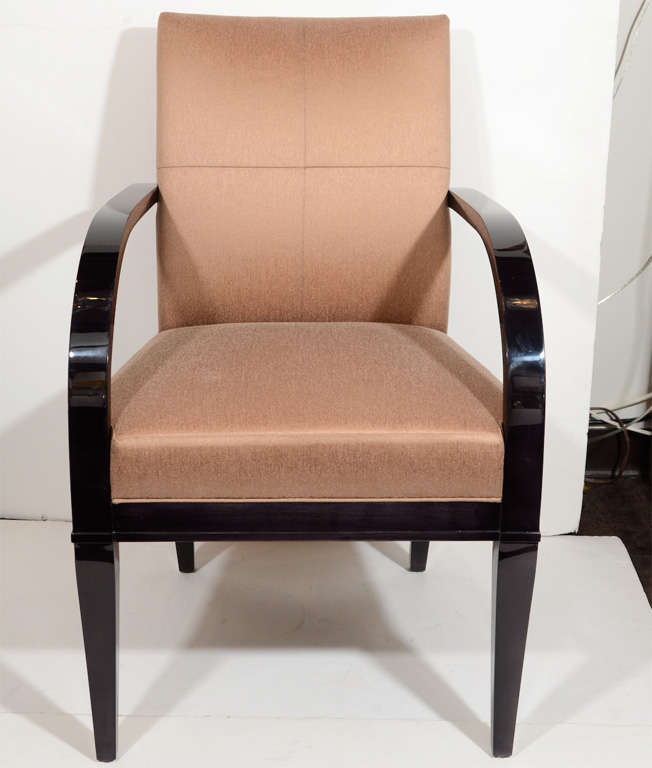 Dieser elegante moderne Schreibtischstuhl aus der Mitte des Jahrhunderts wurde um 1950 in den Vereinigten Staaten hergestellt. Er verfügt über zwei stromlinienförmige, geschwungene Armlehnen aus ebonisiertem Nussbaumholz, die anmutig an die