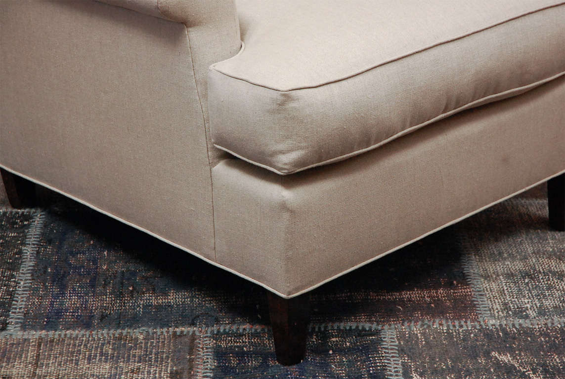 El Worrell de Lee Stanton Editions es un sillón de orejas de estilo inglés con patas cónicas de madera y brazos enrollados. Tapizada en lino belga de color crema, la silla también puede tapizarse en el material del cliente (COM). 

EDICIONES LEE