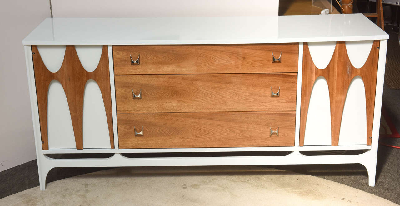 The signature lines and waves of Broyhill Brasilia furniture were inspired by the “Palácio do Planalto”,(seat of the Brazilian Government, in Brasilia), created by the legendary Brazilian Architect Oscar Neimeyer who also created some extraordinary