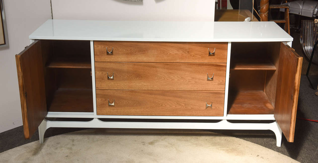Mid Century Modern Broyhill Brasilia Walnut And White Mid Century Modern Broyhill Brasilia Walnut And White