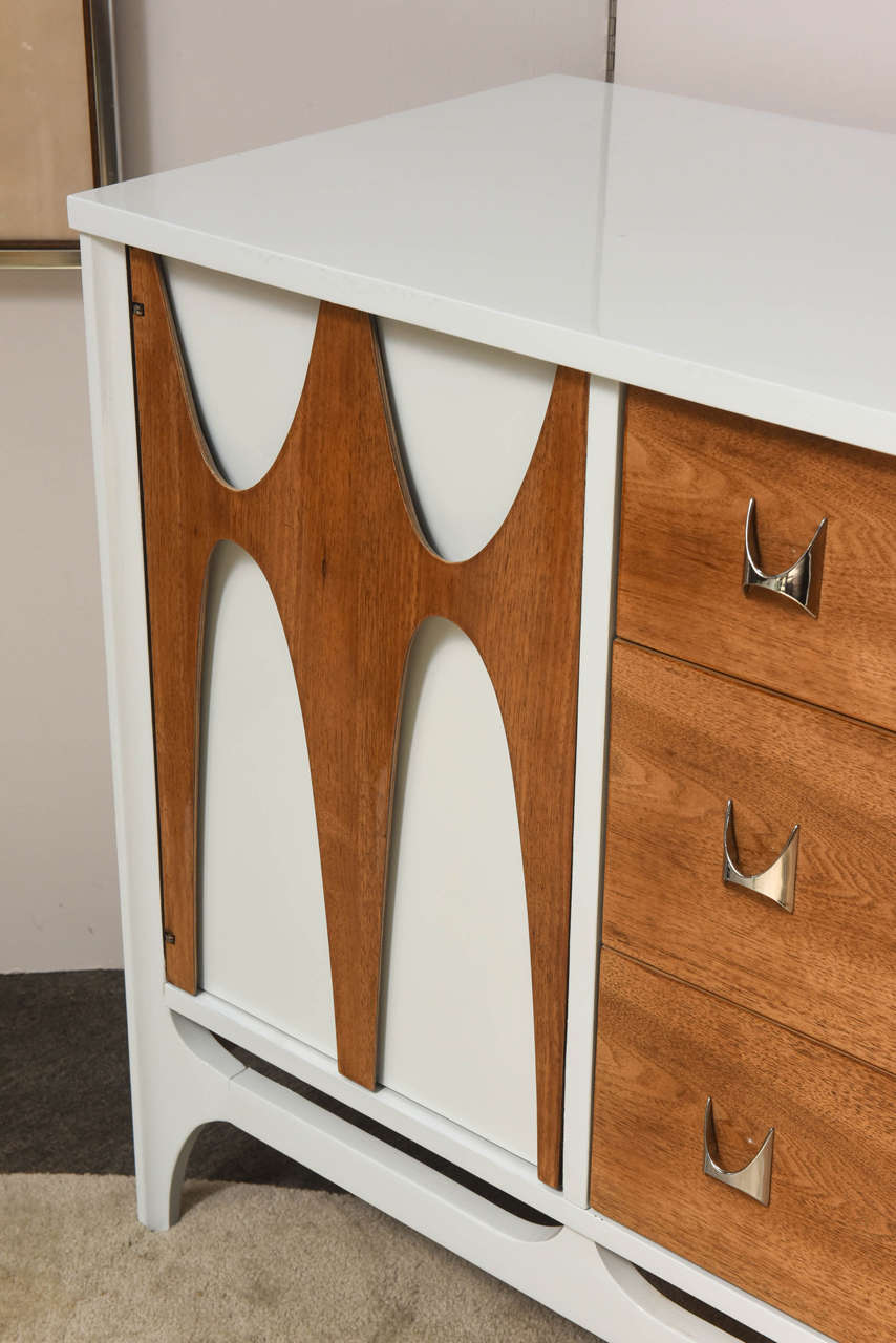 Mid-Century Modern Broyhill Brasilia Walnut and White Lacquered Credenza In Excellent Condition In Miami, FL