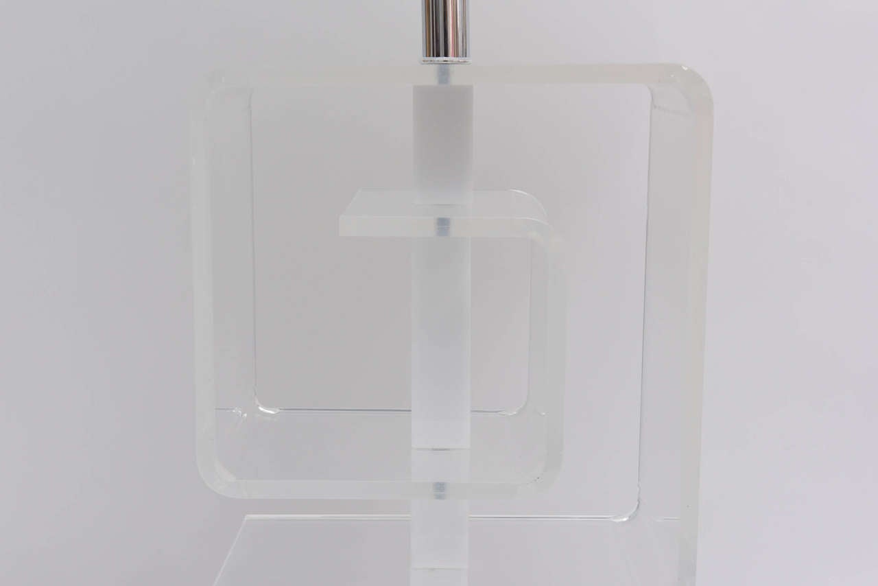 Sculptural Lucite Table Lamp For Sale 2