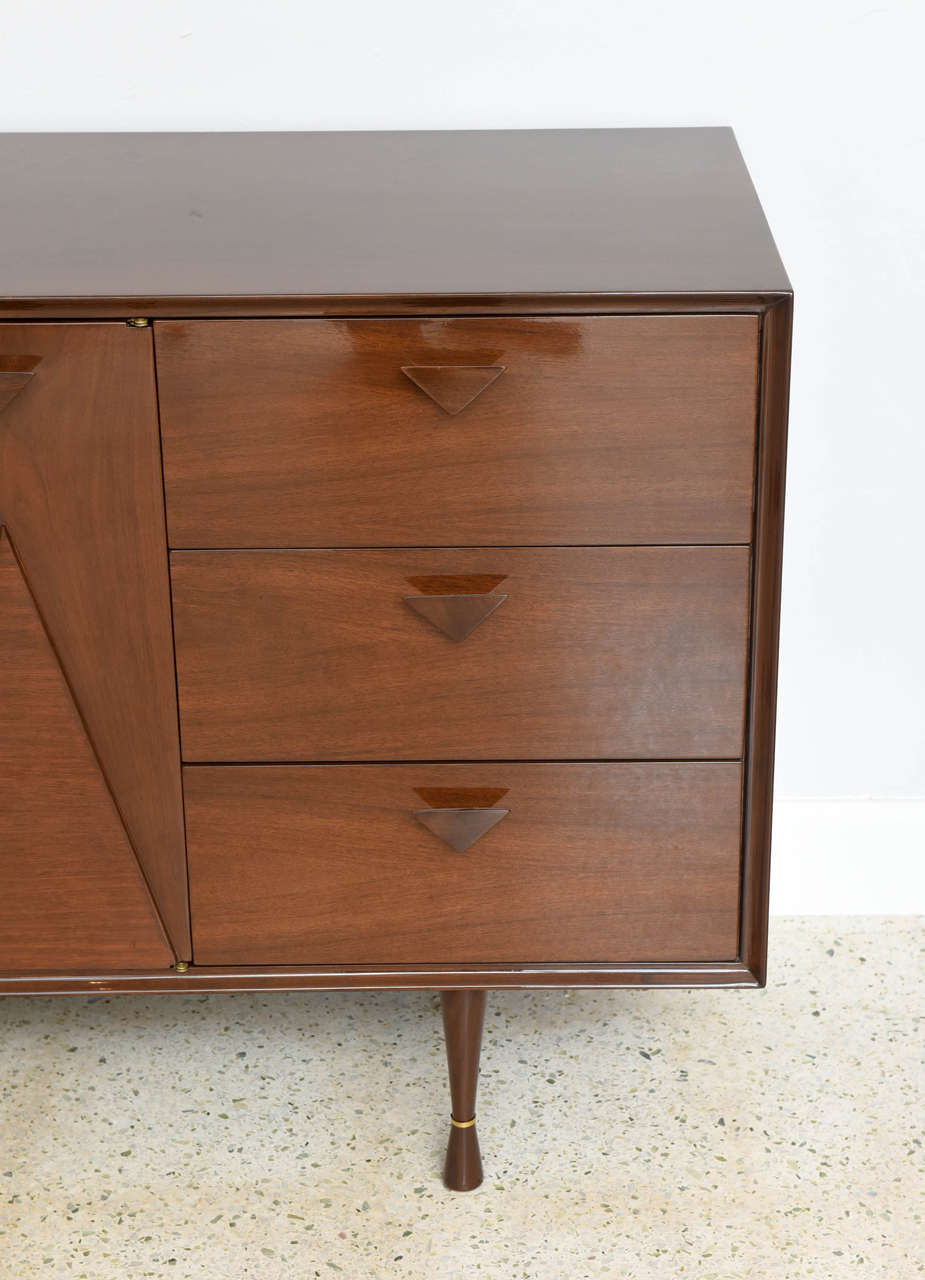 Italian Modern Walnut Sideboard or Buffet or Credenza in the Style of Gio Ponti In Excellent Condition In Hollywood, FL