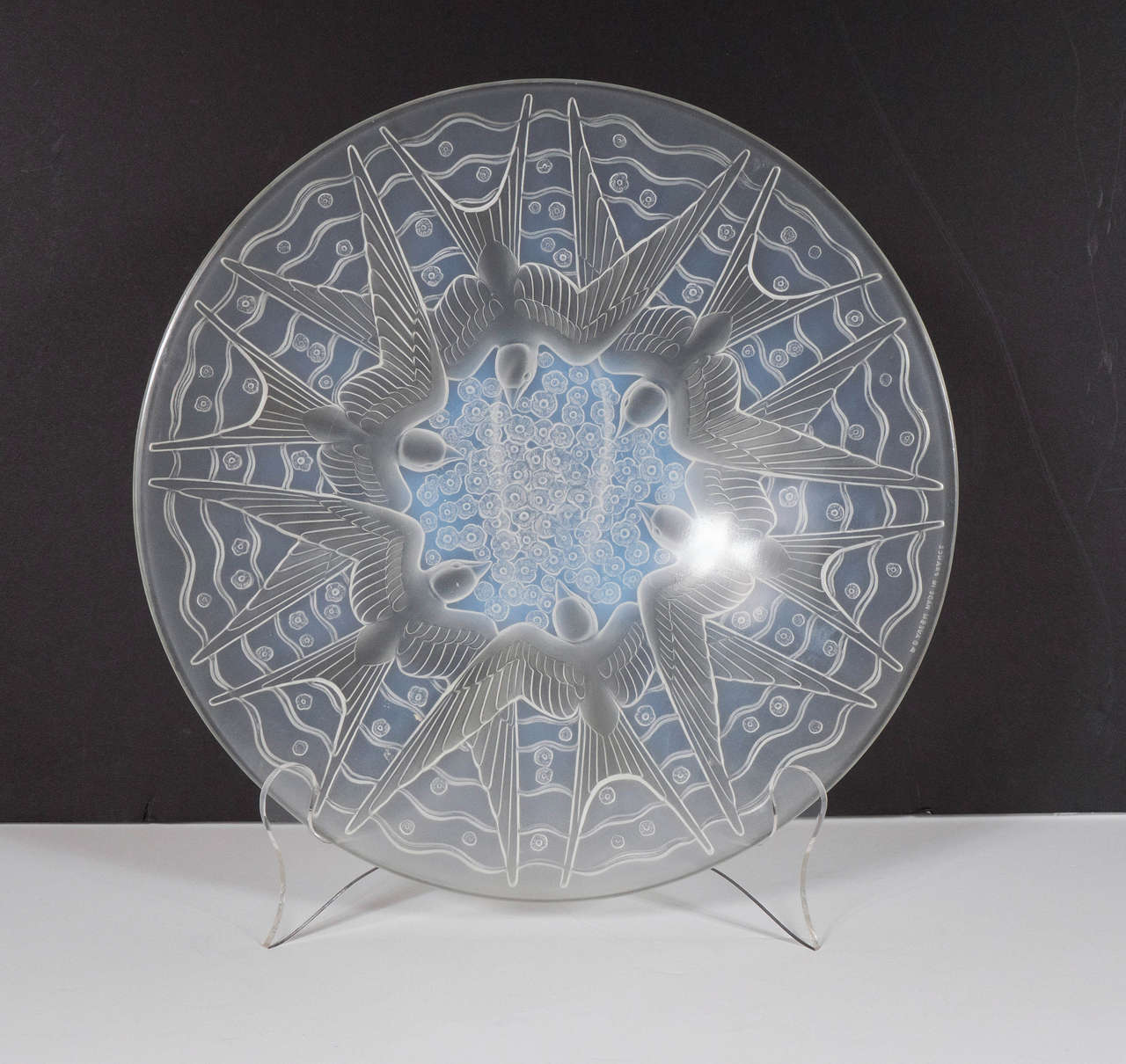This exquisite Art Deco frosted glass bowl by Pierre D'Avesn depicting six overlapping swallows in flight with stylized Art Deco geometric designs. It has strong symmetry in it's design and is in excellent condition. The bowl carries the D'Avesn