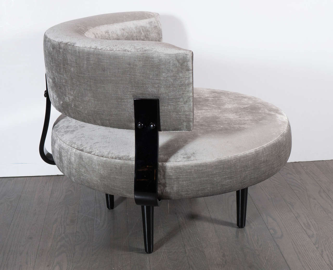 Outstanding Mid-Century Modernist Floating Klismos Back Swivel Chair In Excellent Condition In New York, NY