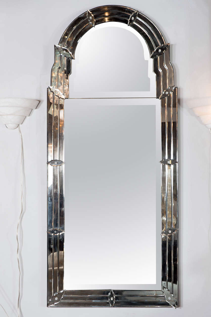 This magnificent 1940s Venetian style arched mirror features a 3.5