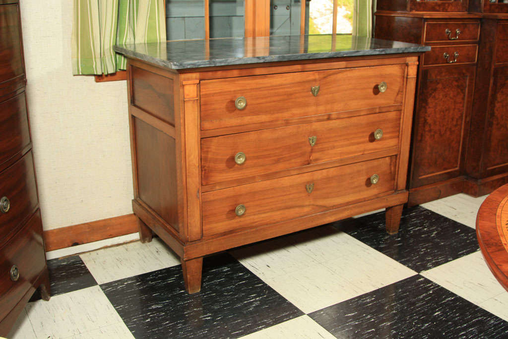 French Empire Walnut Commode In Excellent Condition In Woodbury, CT