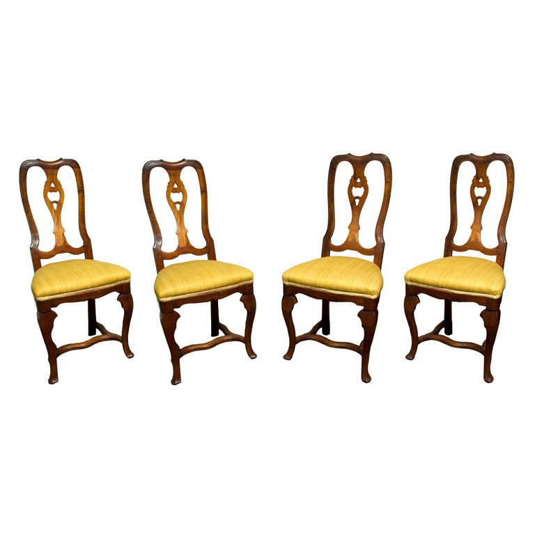 Ensemble élégant de quatre chaises baroques italiennes