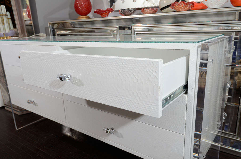 Comò a 6 cassetti in pitone bianco con pannelli laterali in lucite in vendita 3