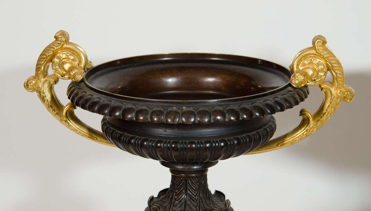 Paar feine antike Urnen aus vergoldeter Bronze und Patina-Bronze im französischen Empire-Stil (Handgeschnitzt) im Angebot