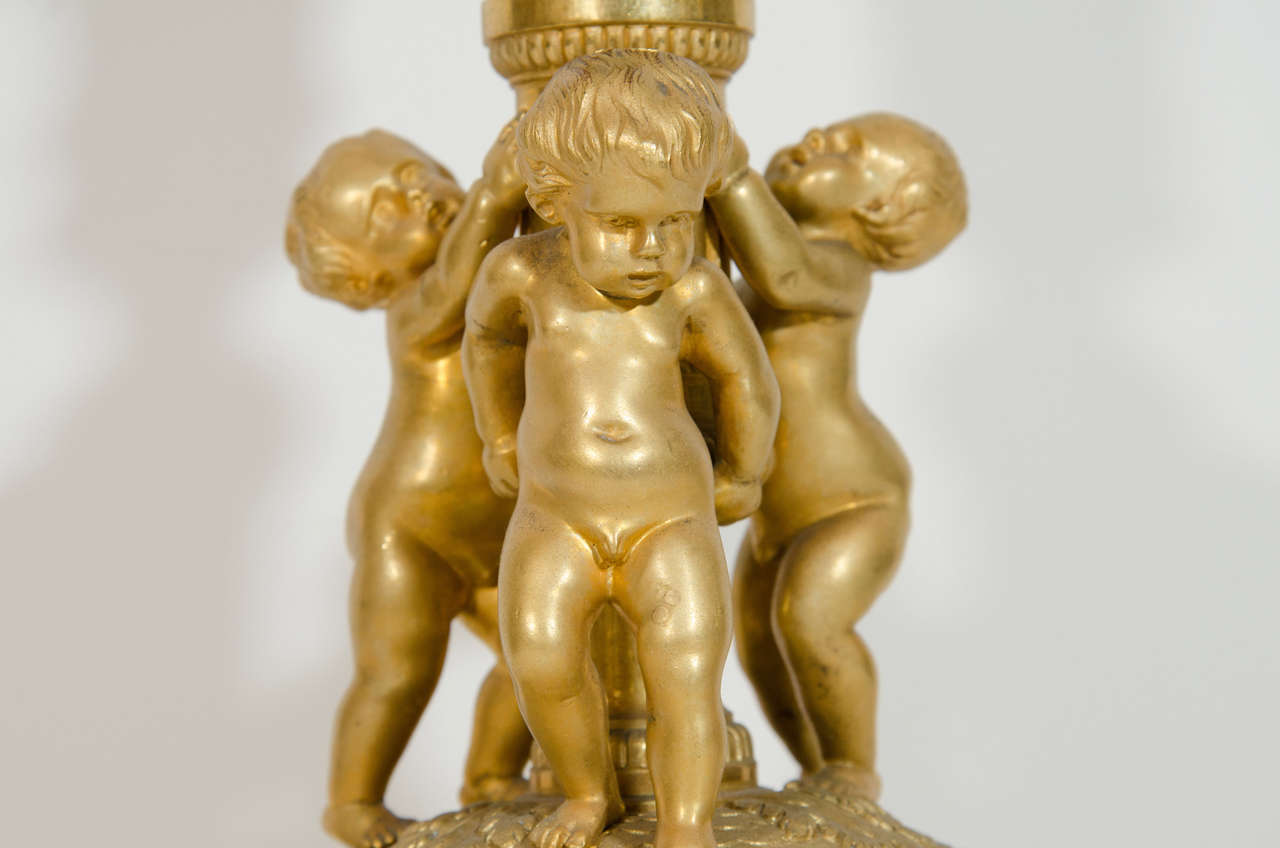 20ième siècle Lampe figurative française ancienne unique de style Louis XVI en bronze doré en vente