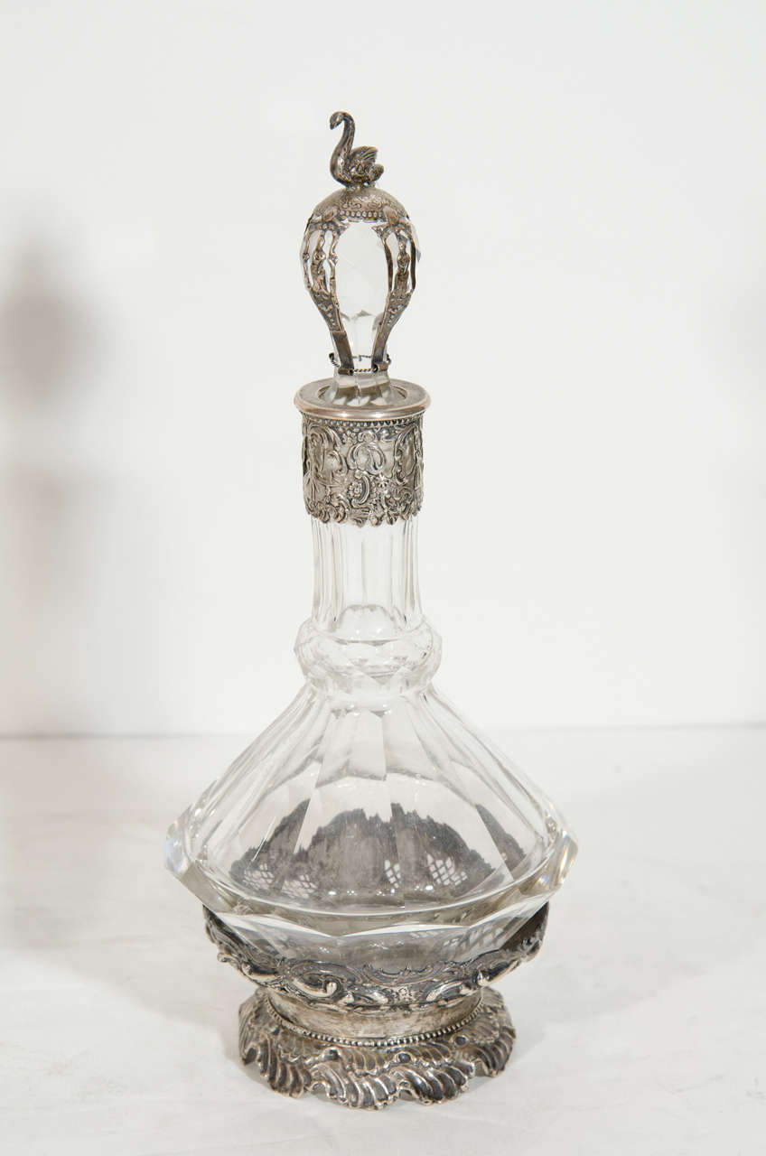 Pareja de finos decantadores alemanes antiguos de plata y cristal tallado Luis XVI en venta