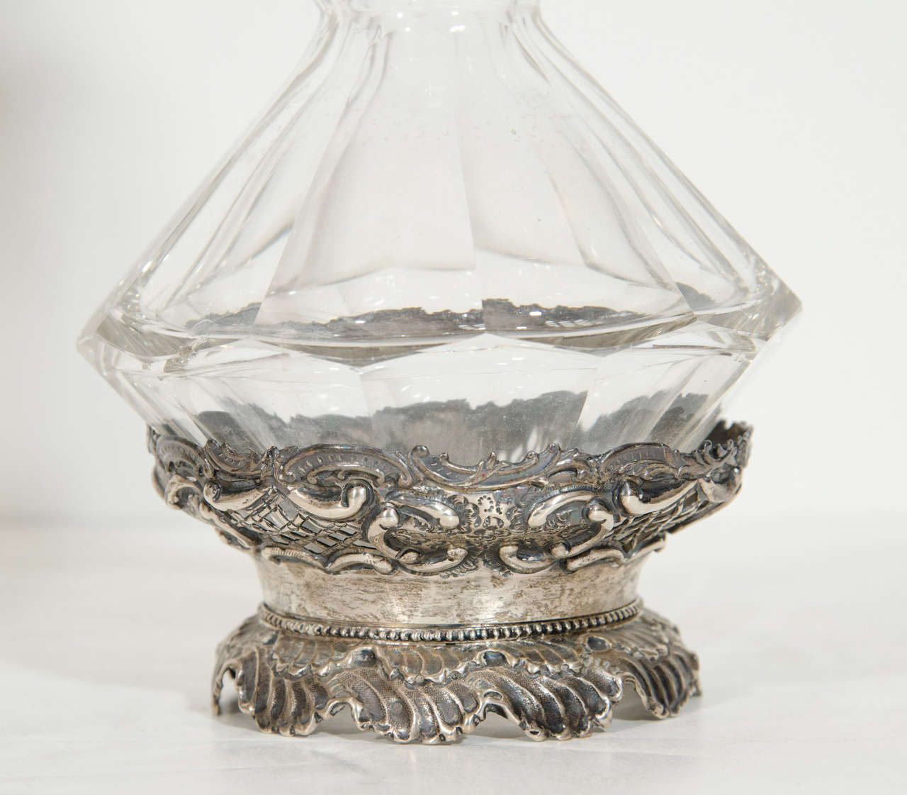 Pareja de finos decantadores alemanes antiguos de plata y cristal tallado en Bueno estado para la venta en New York, NY