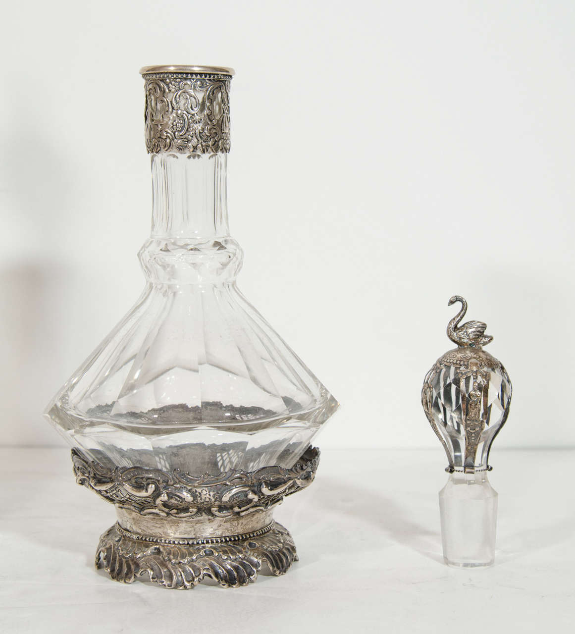 Pareja de finos decantadores alemanes antiguos de plata y cristal tallado Silver en venta