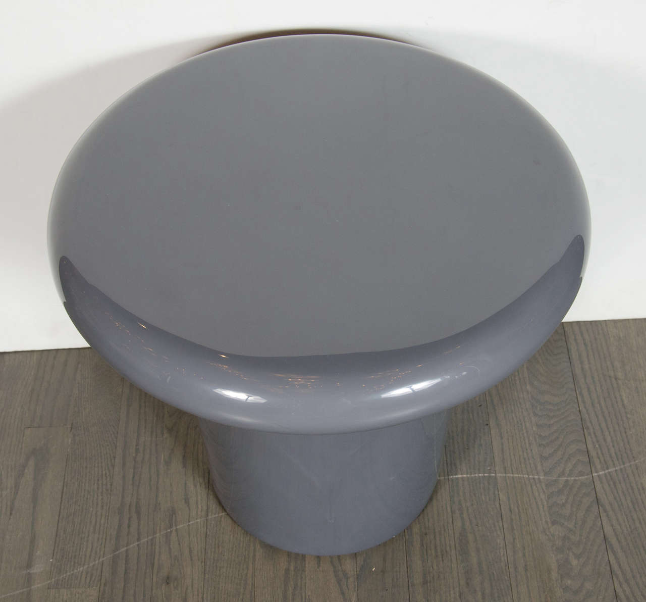 Mid-Century Modernist Side Table in a Lustrous Dove Gray Lacquered Finish In Excellent Condition In New York, NY