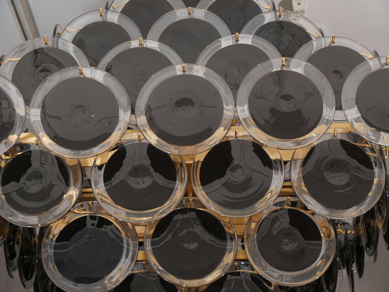 Moderne Grand lustre à disques en verre noir de style pagode en vente