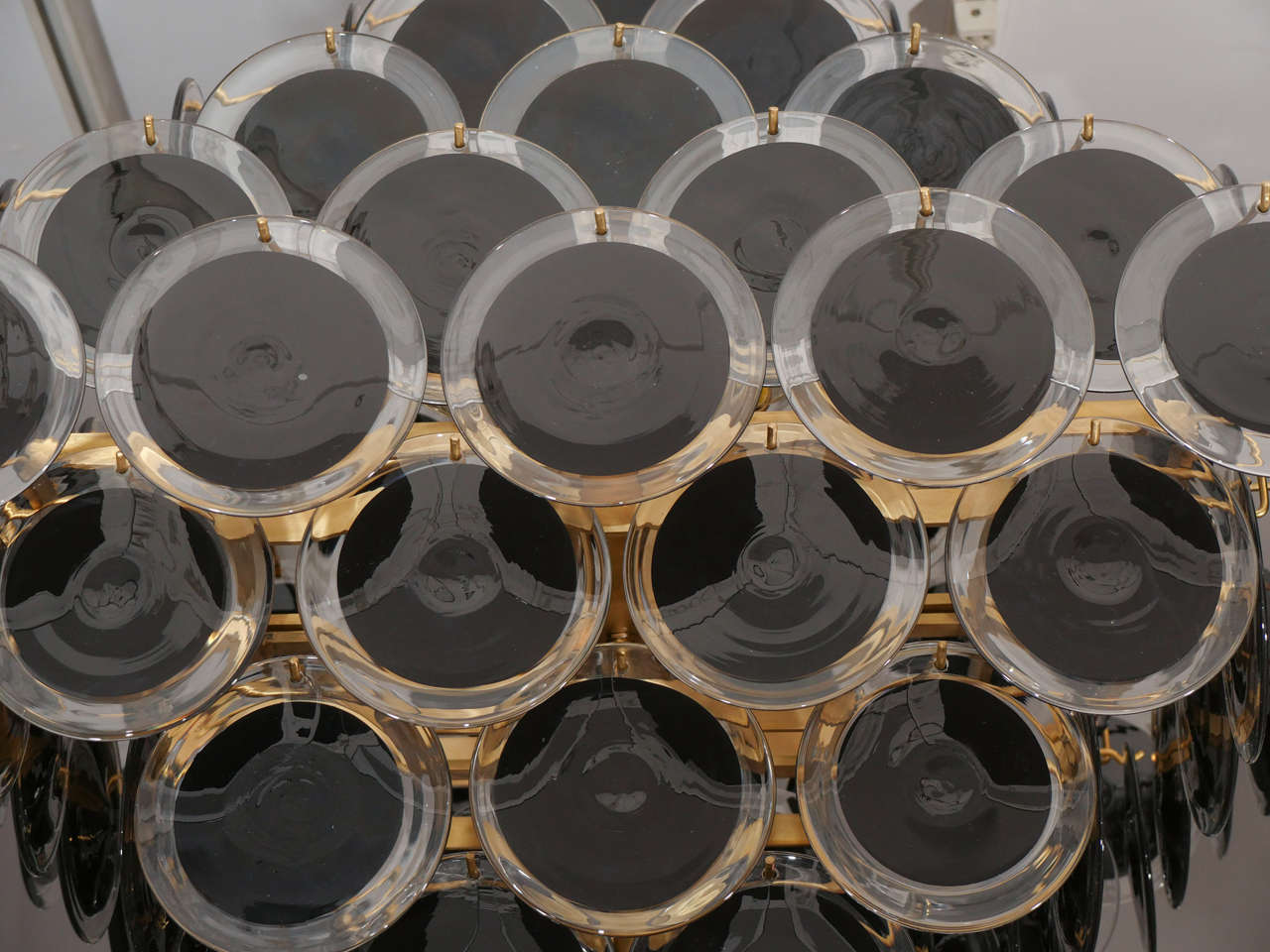 Moderne Grand lustre à disques en verre noir de style pagode en vente