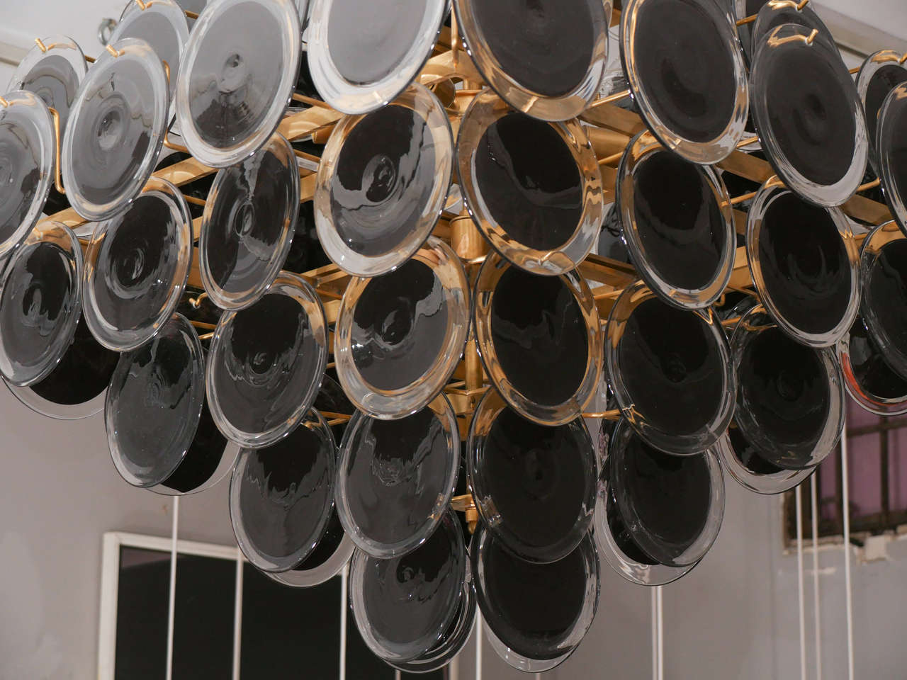 Américain Grand lustre à disques en verre noir de style pagode en vente