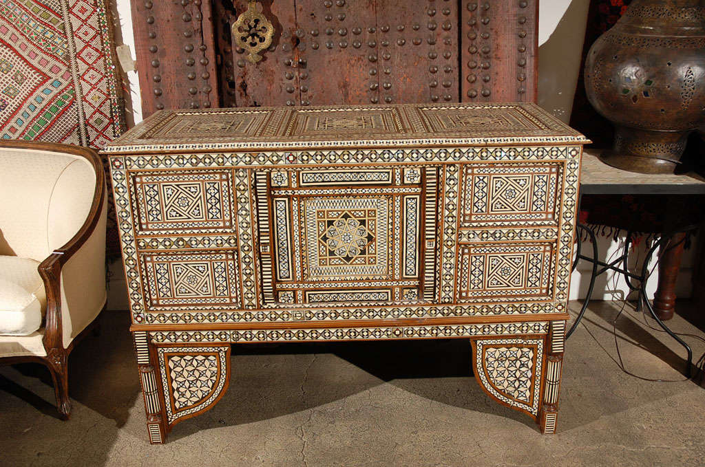 Rare antique inlaid Ottoman blanket wedding chest, finest quality Syrian marquetry of various exotic woods.
Unusual Turkish wedding trunk decorated overall with geometric patterns of intricate inlay of tortoise shell and mother of pearl.
Antique