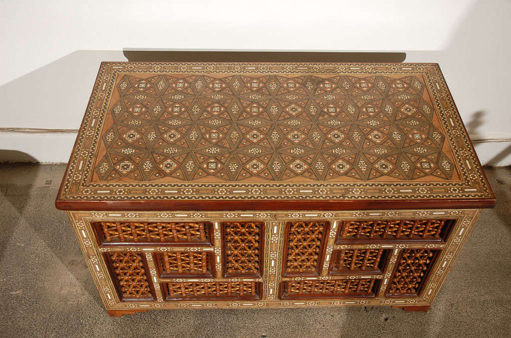 Moorish Style Inlaid Trunk In Good Condition In North Hollywood, CA