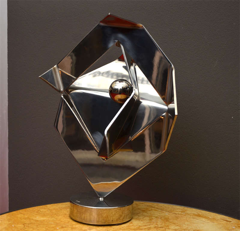 sculpture en acier et métal inoxydable poli des années 1980 signée par Rosette Bir. Diamètre de la base : 13 cm.