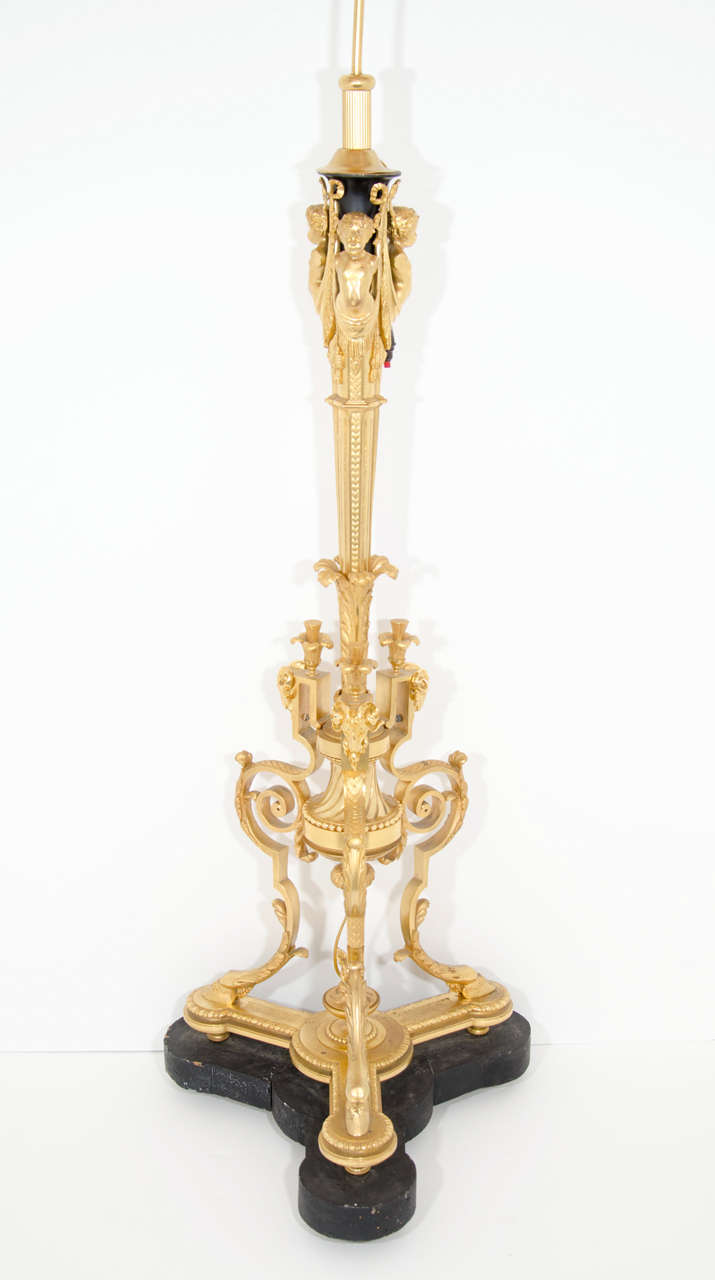 Européen Superbe lampadaire figuratif français ancien de style Louis XVI en bronze doré en vente