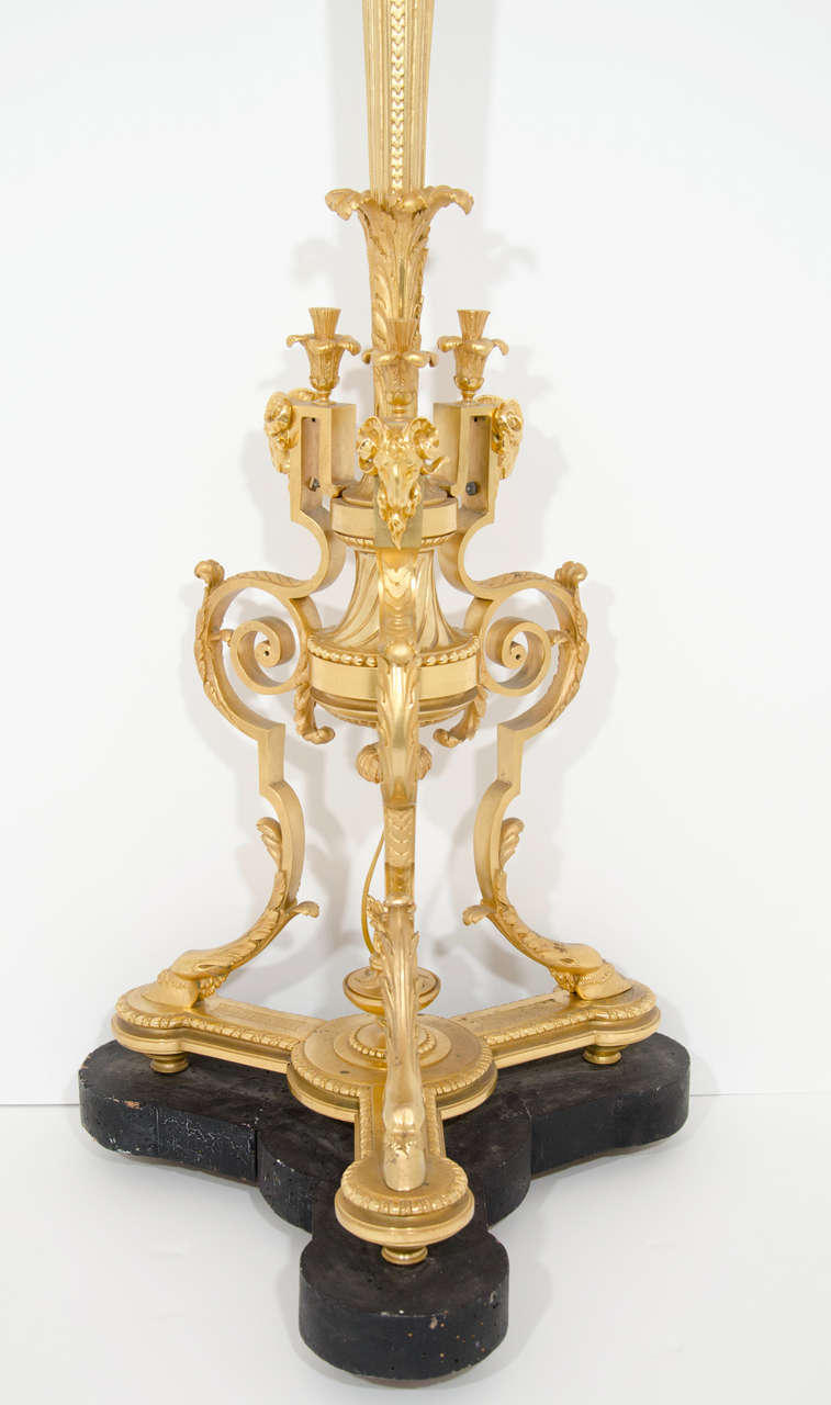 Superbe lampadaire figuratif français ancien de style Louis XVI en bronze doré Bon état - En vente à New York, NY